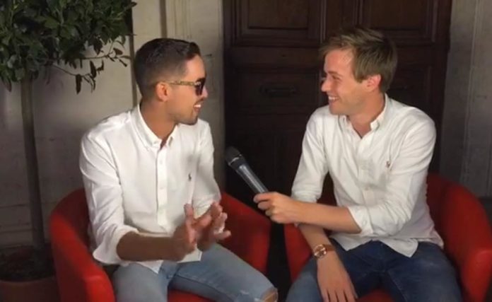 STYLE : Classe, décontractée, indémodable, une chemise blanche comme Lartiste et Baptiste Mathon