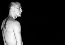 SEXY : Colton Haynes celebrates the full moon