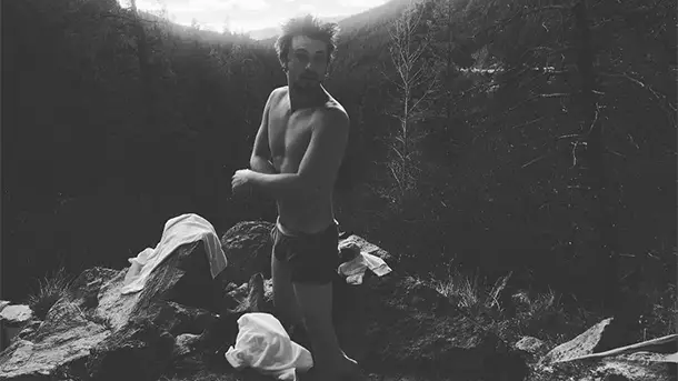 SEXY : Shiloh Fernandez in the wild nature