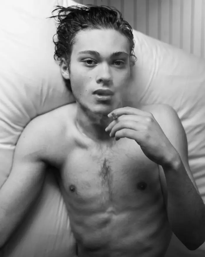 SEXY : Jules Houplain fume au lit