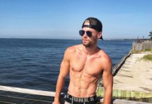 SEXY : Arno Diem profite du soleil new-yorkais