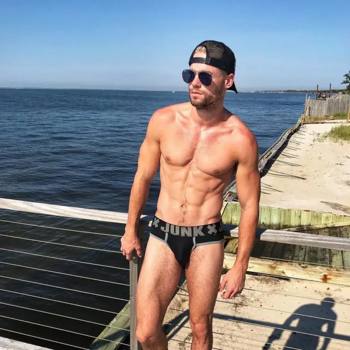 SEXY : Arno Diem profite du soleil new-yorkais
