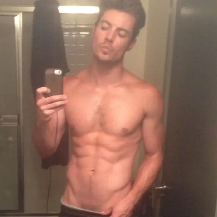 JOSH HENDERSON : s’habiller devient optionnel