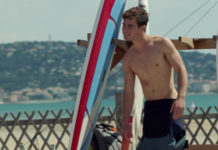 DEMAIN NOUS APPARTIENT : Maxime montre ses abdos sur la plage dans l’épisode 246