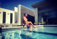 SEXY : Stephen Amell, with or without trunks