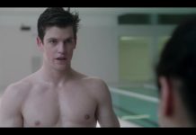 ÉLITE : Lu et Guzmán surpris dans les douches du vestiaire dans l’épisode 1