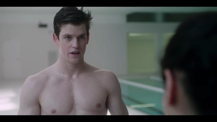 ÉLITE : Lu et Guzmán surpris dans les douches du vestiaire dans l’épisode 1