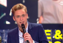 MUSIQUE : Hector Langevin remet une récompense à Henri PFR