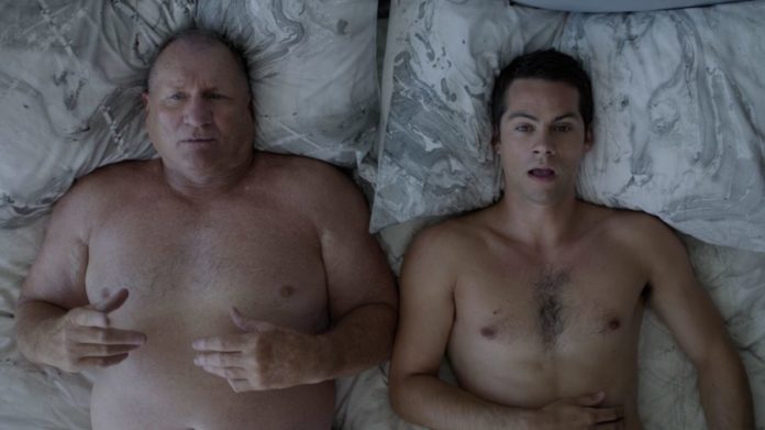 SÉRIE : le premier épisode de « Weird City », avec Dylan O’Brien et Ed O’Neill