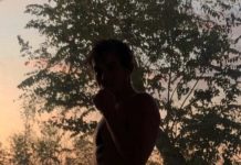 SEXY : Tyler Blackburn à l’aise à la maison