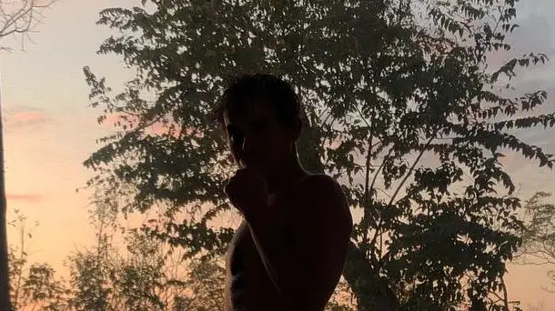 SEXY : Tyler Blackburn à l’aise à la maison