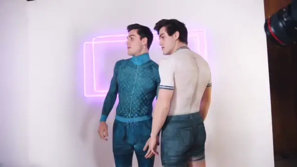 PEOPLE : les jumeaux DOLAN se se peignent sur le corps une tenue Louis Vuitton