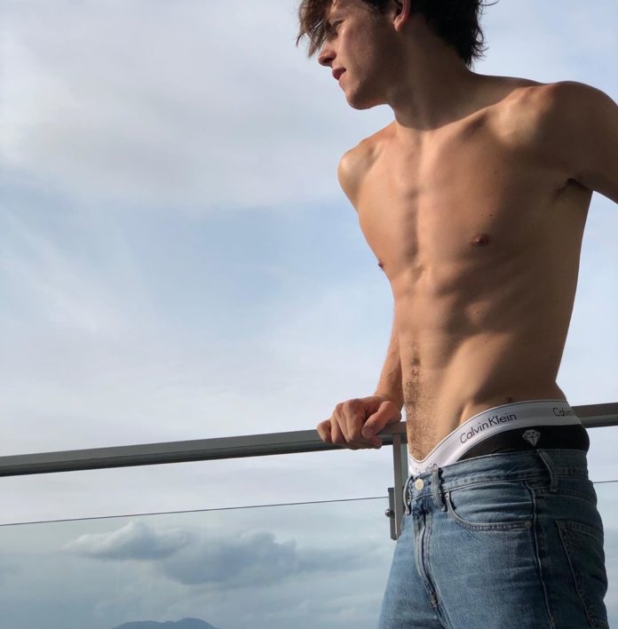 SEXY : Ross Lynch est bien dans ses Calvins