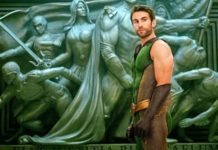 SEXY : Chace Crawford expose son fessier de super-héros dans « The Boys »