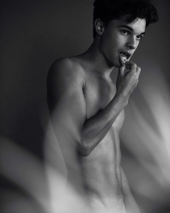 SEXY : l’acteur Denny McAuliffe se désape sur Insta