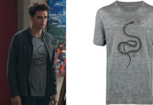 MODERN FAMILY : Dylan’s snake printed tee in s11e06