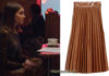 HOME FOR CHRISTMAS : Johanne’s pleated skirt in S1e01