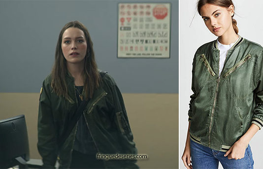 YOU : Love’s green jacket in S1E01