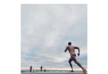 OUPS : Charlie Carver, à poils pour son bain du Nouvel An