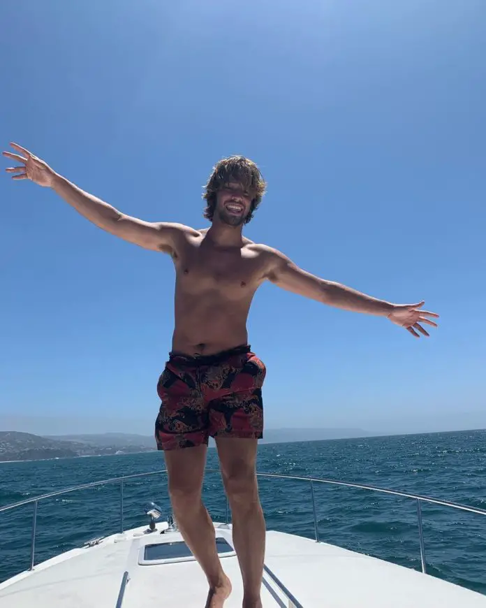 OUPS : Cameron Dallas baisse le short en vacances
