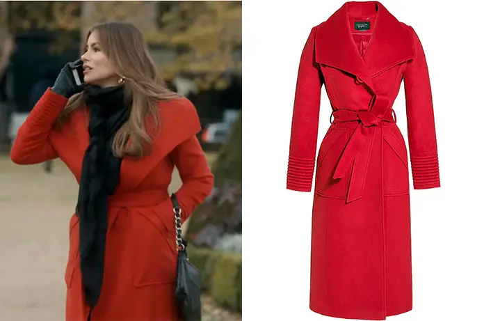 MODERN FAMILY : Gloria’s red coat in S11E13