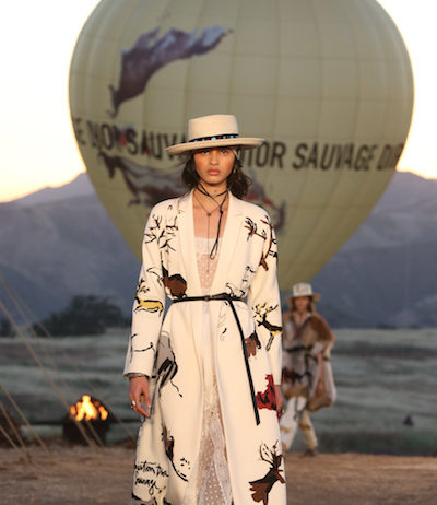 10 POUR CENT : le manteau imprimé cerf de Sigourney Weaver