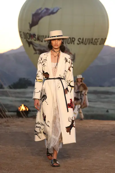 10 POUR CENT : le manteau imprimé cerf de Sigourney Weaver