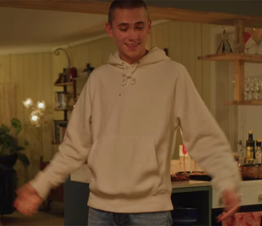 HOME FOR CHRISTMAS : Jonas’s yellow hoodie in S2E05