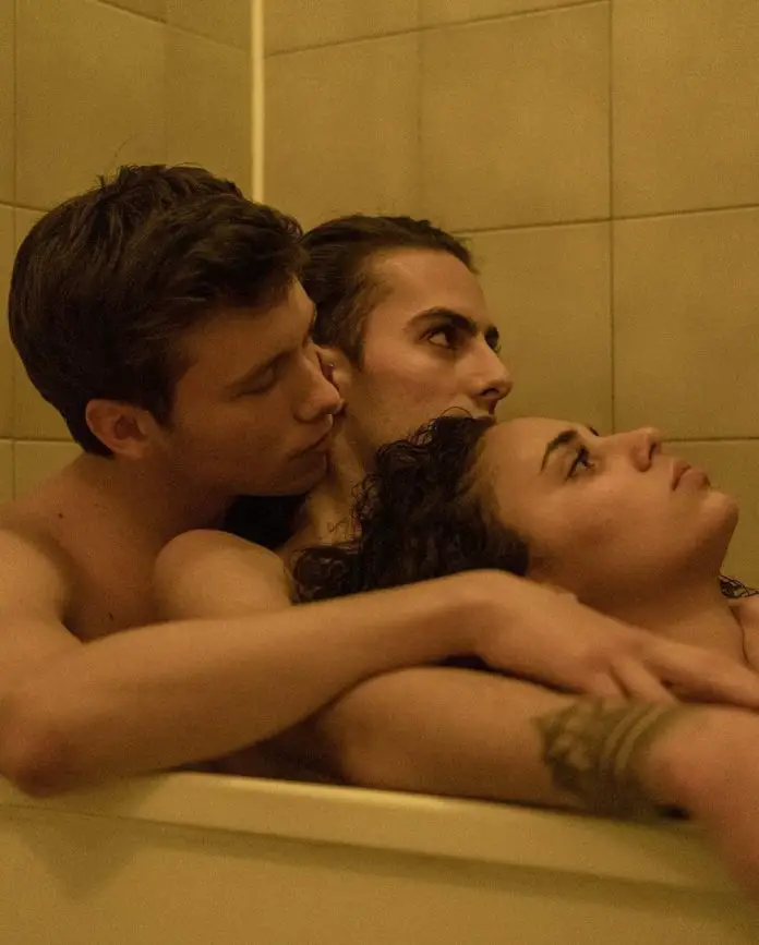 PHOTOS : Ici tout commence avec deux garçons, une fille et trois possibilités