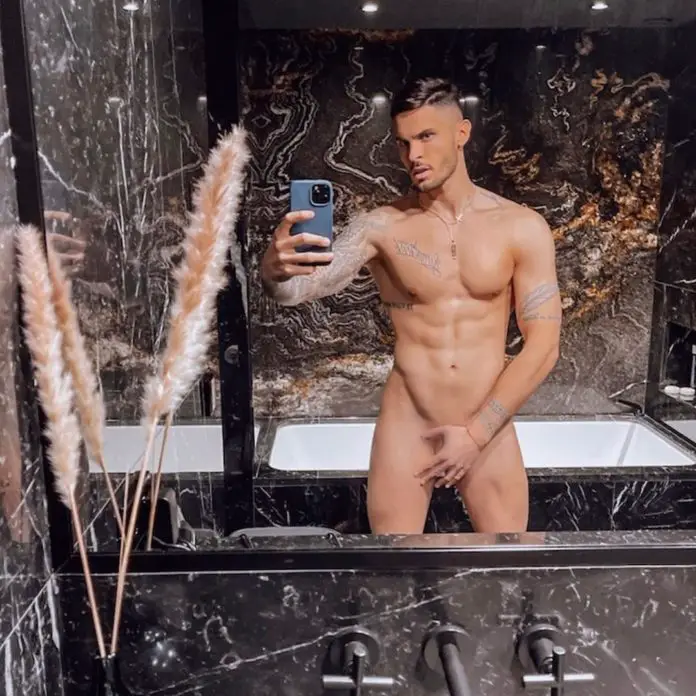 DÉFRINGUÉ : au bain avec Baptiste Giabiconi