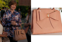 Ginny & Georgia : Bev’s big bow bag in S1E1