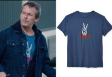 LÉO MATTEÏ, BRIGADE DES MINEURS : la paix et des roses sur le t-shirt de Léo dans l’épisode 30