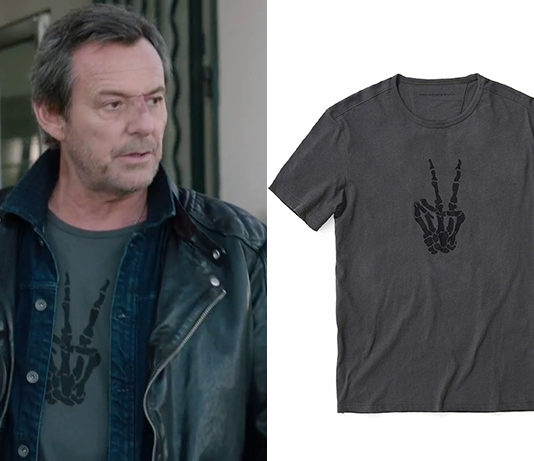 Léo Matteï, Brigade des mineurs : le t-shirt « main de squelette qui fait le signe de la paix » de Léo dans l’épisode 32