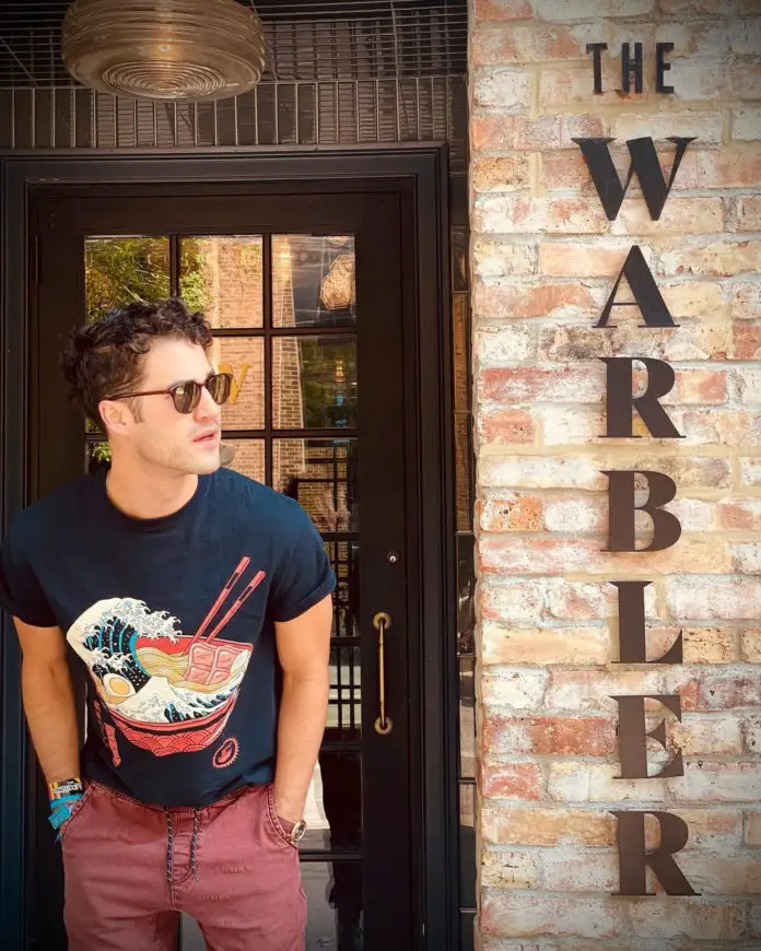 SÉRIE : Darren Criss rend hommage à « Glee » à Chicago