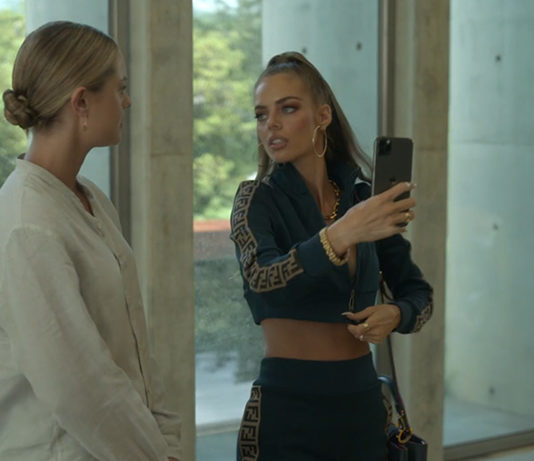 NINE PERFECT STRANGERS : Jessica’s black tracksuit t-shirt in S1E01