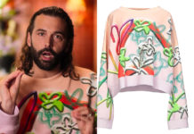 QUEER EYE : Jonathan’s print pink sweatshirt in S6E09