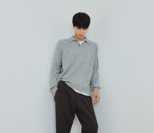 STYLE : Hwang In-yeop adopte les nouvelles mules Dior by Birkenstock