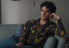 ICI TOUT COMMENCE : la chemise à fleurs jaunes de Greg dans l’épisode 522
