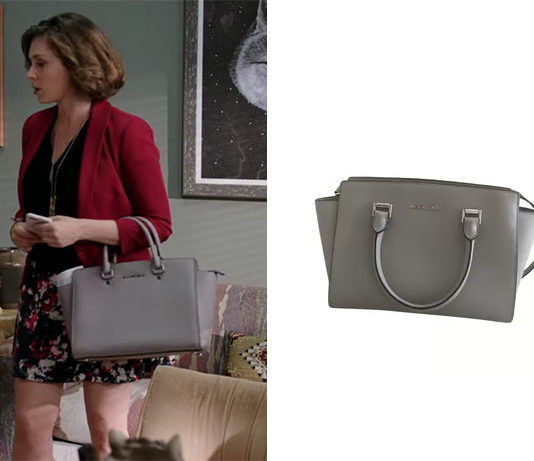 Crazy Ex-Girlfriend : Rebecca’s grey handbag in S1E01