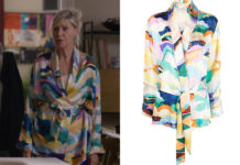 LE FIL D’ARIANE : la veste colorée en soie d’Ariane dans l’épisode 1