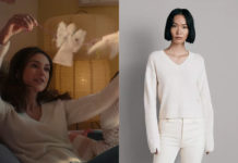 DOUBLE PIÈGE : le pull ivoire à col en V de Maya dans l’épisode 1