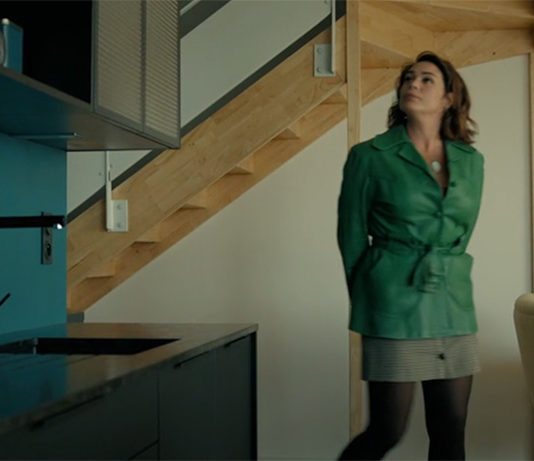 MADEMOISELLE HOLMES : la veste verte de Charlie dans l’épisode 5