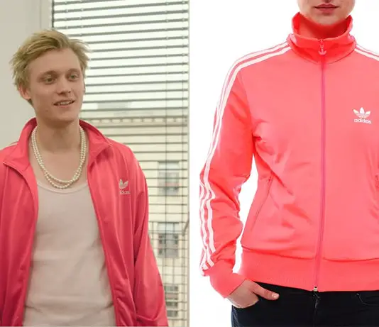 VIKTOR S’EN OCCUPE : la veste rose de Mika dans le premier épisode