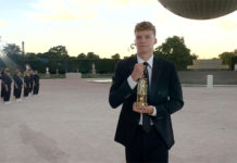 JO Paris 2024 : le costume de Léon, marchant avec la flamme olympique