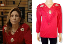 Monstres : L’histoire de Lyle et Erik Menendez : la blouse rouge de la vendeuse d’armes dans l’épisode 1