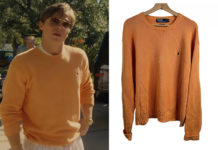 Monstres : L’histoire de Lyle et Erik Menendez : le pull orange de Lyle dans l’épisode 2