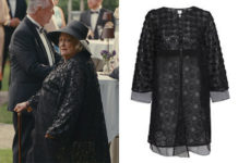 KNOKKE OFF : Jeunesse dorée : le manteau de Jacqueline dans l’épisode 2×01