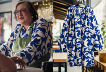 DEMAIN NOUS APPARTIENT : la tunique bleue de Mona dans l’épisode 1995