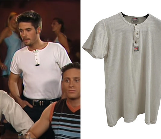 POUR ÊTRE LIBRE : le t-shirt henley d’Anthony dans l’épisode 16